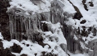 Yozgat’ta ağaçlarda ve banklarda buz sarkıtları oluştu