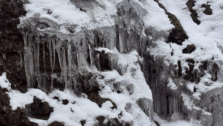 Yozgat’ta ağaçlarda ve banklarda buz sarkıtları oluştu