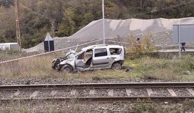 Zonguldak’ta trenin çarptığı hafif ticari araçtaki 1 kişi öldü, 1 kişi yaralandı