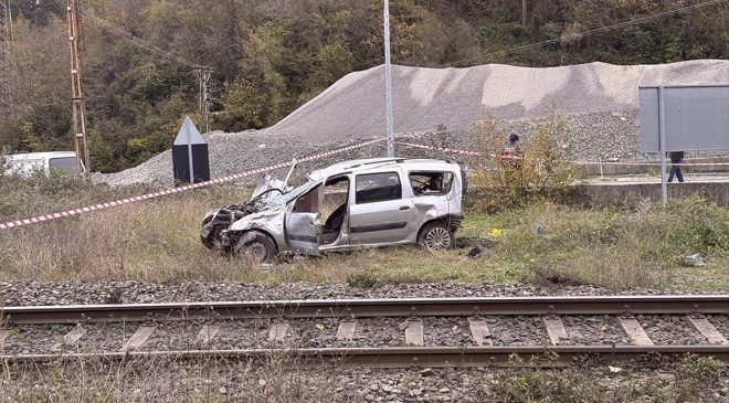 Zonguldak’ta trenin çarptığı hafif ticari araçtaki 1 kişi öldü, 1 kişi yaralandı