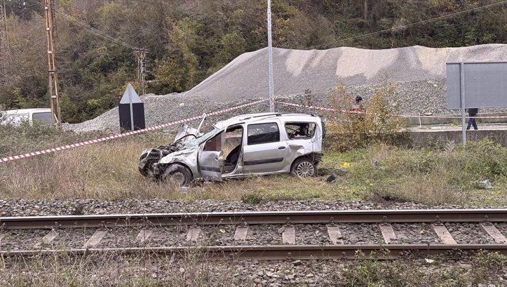 Zonguldak’ta trenin çarptığı hafif ticari araçtaki 1 kişi öldü, 1 kişi yaralandı