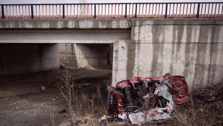 Ankara’da köprülü kavşaktan düşen otomobildeki aynı aileden 5 kişi hayatını kaybetti