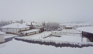 Antalya’nın yüksek kesimlerinde kar, kent merkezinde ise sağanak etkili oluyor