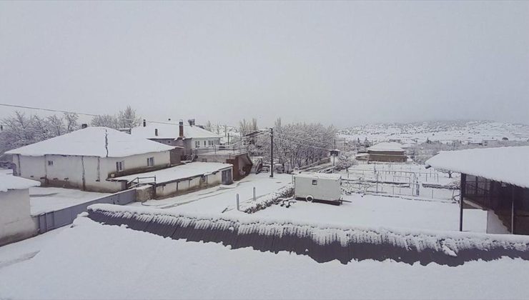 Antalya’nın yüksek kesimlerinde kar, kent merkezinde ise sağanak etkili oluyor