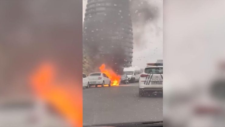 Bakırköy’de park halindeki otomobil yandı