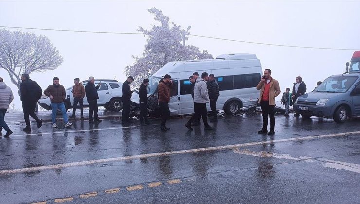 Bitlis’te 23 aracın karıştığı zincirleme trafik kazasında 31 kişi yaralandı