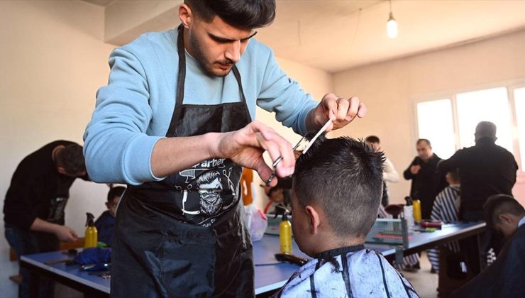 Çocukları mutlu etmek için köy okullarını gezip ücretsiz tıraş hizmeti veriyorlar