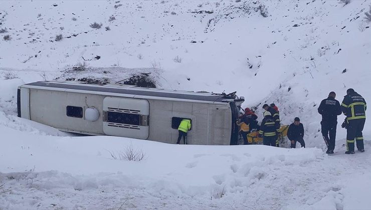 Erzincan’da yolcu otobüsü şarampole devrildi