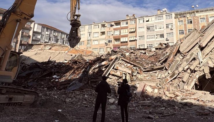 Güngören’de boşaltılan bina yıkım sırasında çöktü