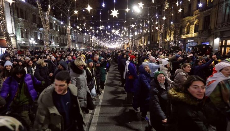 Gürcistan’da AB yanlısı binlerce kişi Tiflis sokaklarında yürüdü