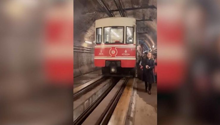 Karaköy tünel hattındaki teknik arıza nedeniyle yolcuların durağa yürümesi görüntülendi