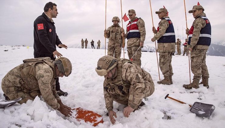 Komandolar Tunceli’nin karlı ve soğuk arazilerinde çığ eğitiminde