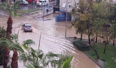 Manavgat’ta şiddetli yağış su baskınlarına neden oldu