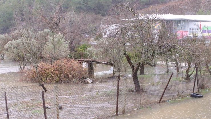 Muğla’da sağanak nedeniyle tarım arazileri sular altında kaldı