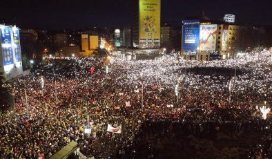 Sırbistan’daki hükümet karşıtı öğrenci gösterisine on binlerce kişi destek verdi