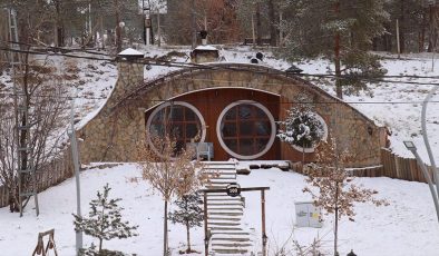 Sivas’taki “Hobbit Evleri” kar yağışının ardından güzel görüntü oluşturdu