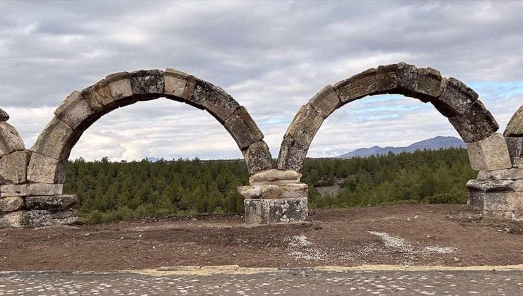 Uşak’taki Blaundos Antik Kenti’nin su kemerleri ayağa kaldırılıyor