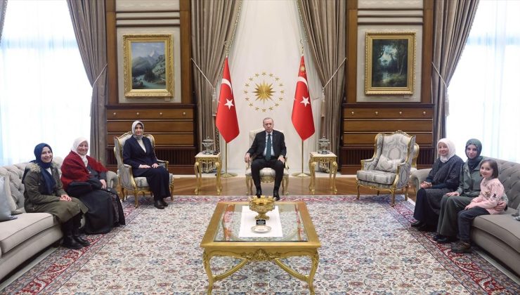 Cumhurbaşkanı Erdoğan, camilerin temizliğini yapan Sultan Bayat ve ailesini kabul etti