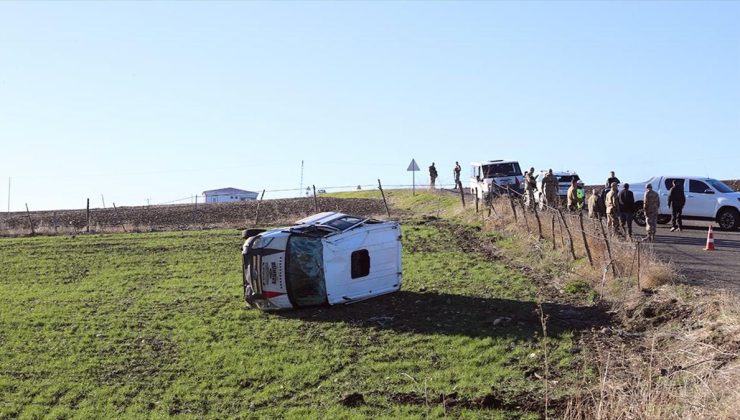 Diyarbakır’da servis minibüsünün devrilmesi sonucu 8’i öğrenci 9 kişi yaralandı