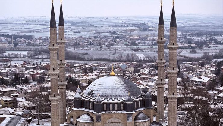 Edirne’de beyaz örtünün kapladığı tarihi yapılar fotoğraflara fon oluyor