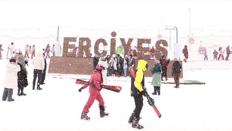 İç Anadolu’nun “zirvesi” Erciyes’te pistler kayakseverlerle doldu