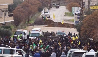 İsrail, Lübnan’da işgal ettiği bölgelere girmek isteyenlere saldırıyor