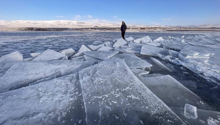 Kars ve Ardahan’da göletler dondu, Tunceli’de bitkiler kırağıyla kaplandı