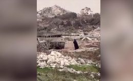 Lübnan’ın güneyinde evine dönmek isteyen bir kadın, İsrail askerlerine meydan okudu