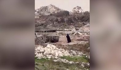 Lübnan’ın güneyinde evine dönmek isteyen bir kadın, İsrail askerlerine meydan okudu