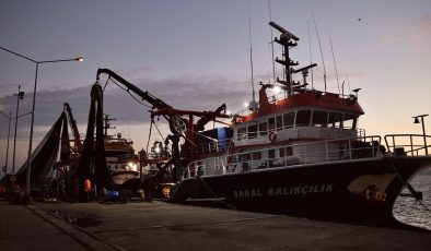 Meteorolojinin fırtına uyarısı sonrası balıkçılar Sinop Limanı’na sığındı