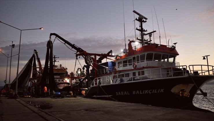 Meteorolojinin fırtına uyarısı sonrası balıkçılar Sinop Limanı’na sığındı