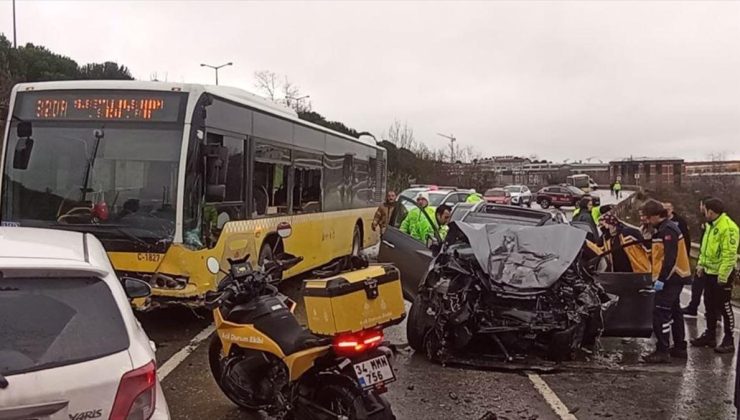 Sancaktepe’de İETT otobüsüyle çarpışan otomobildeki 1 kişi öldü, 4 kişi yaralandı