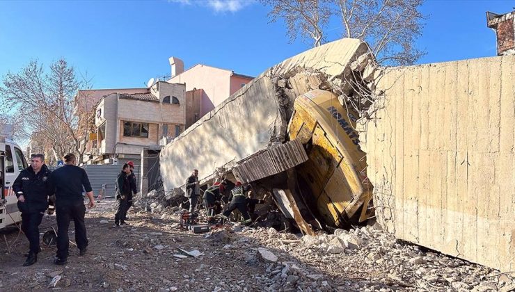 Uşak’ta bina, yıkım sırasında iş makinesinin üzerine çöktü