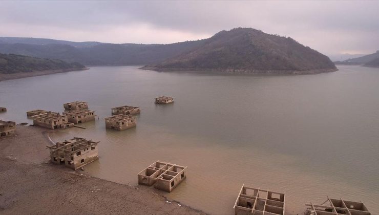 Kızılcapınar Barajı’nda suyun azalmasıyla baraj havzasında ortaya çıkan yapılar havadan görüntülendi