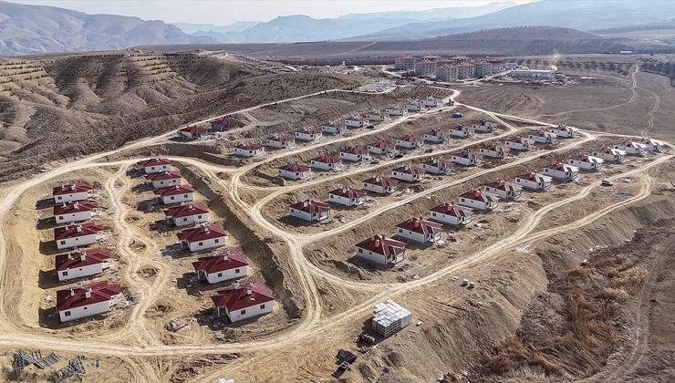 Malatya’nın Darende ilçesinde yükselen afet konutları dronla görüntülendi