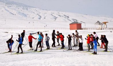 Muşlu kayakçılar, soğuk havada yarışlara hazırlanıyor