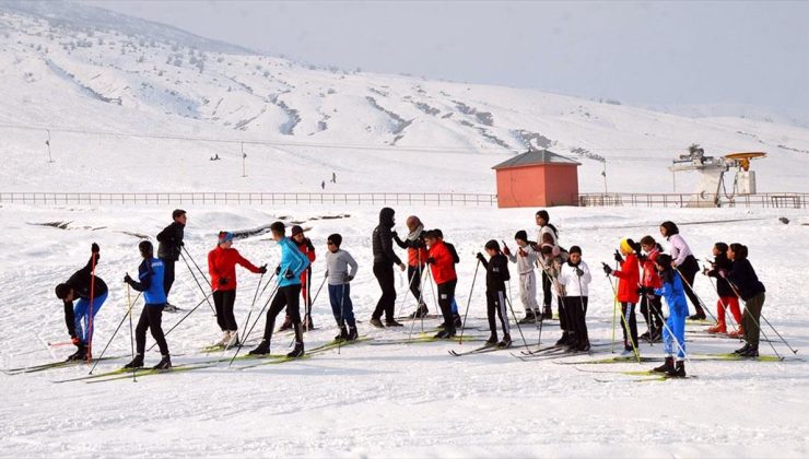 Muşlu kayakçılar, soğuk havada yarışlara hazırlanıyor